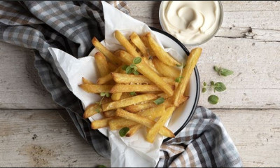 Άκης Πετρετζίκης: Τηγανητές πατάτες φούρνου