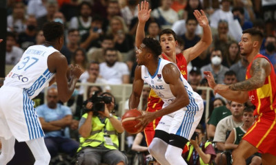 Ελλάδα-Ισπανία: Εντυπωσιακό ξεκίνημα από τον Γιάννη Αντετοκούνμπο και αποθέωση στο ΟΑΚΑ (video)