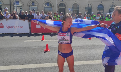 Αγκαλιά με την ελληνική σημαία ο τερματισμός της Ντρισμπιώτη – Η αγκαλιά και τα δάκρυα χαράς (vids)