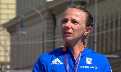 Ρίγη συγκίνησης στην απονομή της Ντρισμπιώτη – Δακρυσμένη άκουσε τον Eθνικό ύμνο (video)