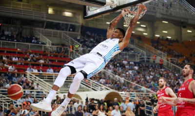 Ελλάδα-Πολωνία: Θεαματικό ξεκίνημα από τα αδέρφια Αντετοκούνμπο στο ΟΑΚΑ (video)