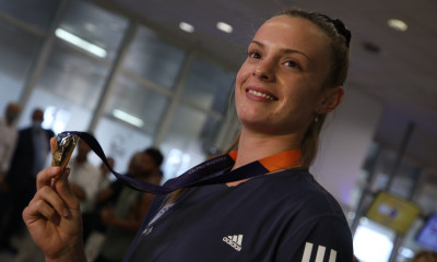 Ελίνα Τζένγκο: Υποδοχή με καπνογόνα στο «Μακεδονία» για τη «χρυσή» ακοντίστρια (video)