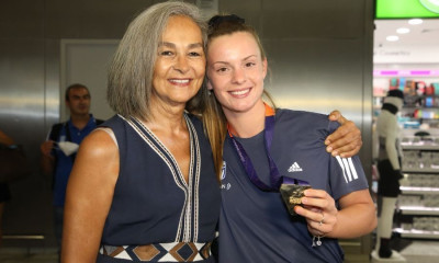 Επέστρεψε από το Μόναχο η Ελίνα Τζένγκο - Το ξεχωριστό δώρο και η αφιέρωση της Σακοράφα (vid+pics)