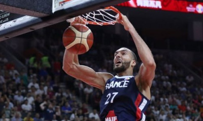 Γαλλία-Τσεχία: Ο Γκομπέρ «διέλυσε» την μπασκέτα και έφερε 30λεπτη καθυστέρηση (video)