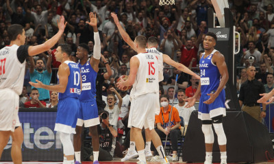 Σερβία-Ελλάδα 100-94 (παρ.): Λύγισαν τον Γιάννη Αντετοκούνμπο στο Βελιγράδι οι διαιτητές