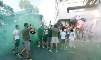 ΟΦΗ-Παναθηναϊκός: Τρέλα από τους οπαδούς του «τριφυλλιού» στο ξενοδοχείο! (videos+photos)