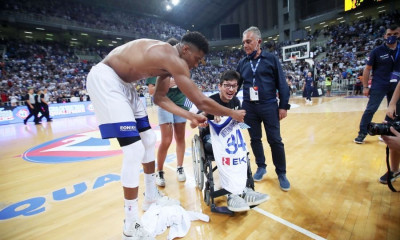 Γιάννης Αντετοκούνμπο: Χάρισε τη φανέλα του σε φίλαθλο με αμαξίδιο (photos)