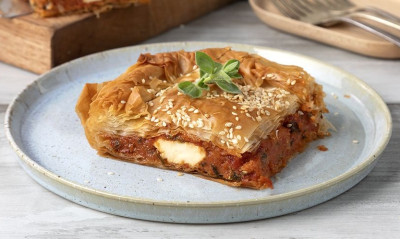 Άκης Πετρετζίκης: Ντοματόπιτα με φέτα