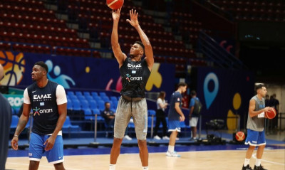 Eurobasket 2022: Η οικογενειακή φωτογραφία των Αντετοκούνμπο πριν το τζάμπολ στο Μιλάνο (photo)