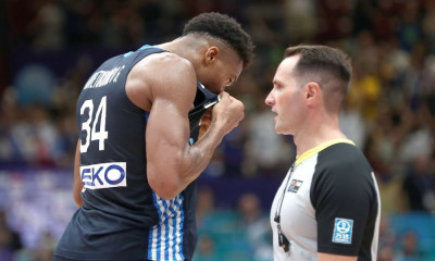 Eurobasket 2022: Το φιλί του Γιάννη στο εθνόσημο μετά τη «σφραγίδα» του στη νίκη επί της Κροατίας