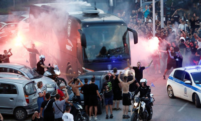 Άρης-ΠΑΟΚ: Έκαναν «Τούμπα» το Μακεδονία Παλάς οι οπαδοί του «Δικεφάλου» - Ντόπες στην αποστολή (vid)