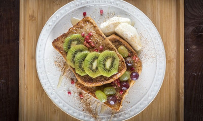 Άκης Πετρετζίκης: Αβγοφέτες με μέλι και φρούτα