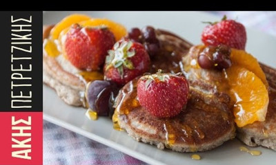 Άκης Πετρετζίκης: Pancakes με κινόα και καρύδα