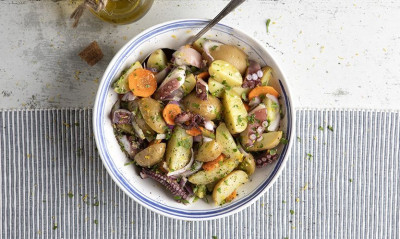 Άκης Πετρετζίκης: Πατατοσαλάτα με χταπόδι