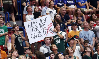 Eurobasket 2022: Με πανό και... βιβλία για τον Γιάννη στο γήπεδο (video+photos)