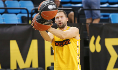 ΑΕΚ: Με πρωταγωνιστή τον Στρέλνιεκς νίκησε το Λαύριο