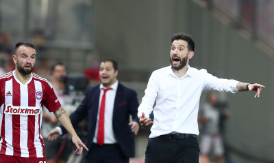 Ολυμπιακός-Βόλος: Έφυγε για τα αποδυτήρια αμίλητος ο Κορμπεράν