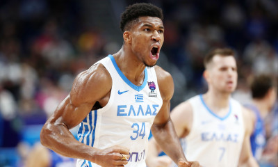 Eurobasket 2022: Τελείωσε τους Τσέχους με τριποντάρα και Eurostep ο Γιάννης Αντετοκούνμπο (videos)