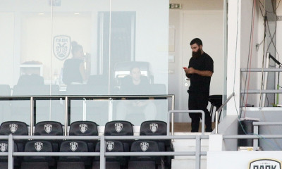 ΠΑΟΚ-Λαμία: Στα αποδυτήρια ο Σαββίδης – Στήριξη σε Κοτάρσκι, μοίρασε συγχαρητήρια