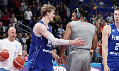 Eurobasket 2022: Δεν κρατιέται ο Γιάννης Αντετοκούνμπο - Στο παρκέ την ώρα του Ισπανία-Φινλανδία