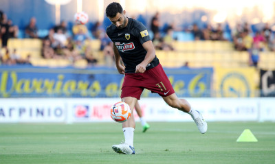 Παναιτωλικός-ΑΕΚ: Ξέσπασε στα αποδυτήρια και τραυματίστηκε ο Τζαβέλλας - Έφυγε με ασθενοφόρο (vid)