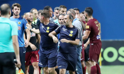 Παναιτωλικός-ΑΕΚ: Χαμός πριν το ημίχρονο - Στα χέρια οι παίκτες των δύο ομάδων (video)