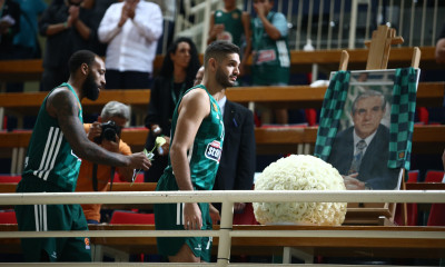 Συγκλονιστικές στιγμές στο ΟΑΚΑ! Η ομάδα του Παναθηναϊκού τίμησε τη μνήμη του Παύλου Γιαννακόπουλου