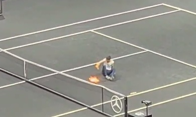 Θεατής εισέβαλε στο κορτ την ώρα που έπαιζε ο Τσιτσιπάς και έβαλε φωτιά στο χέρι του