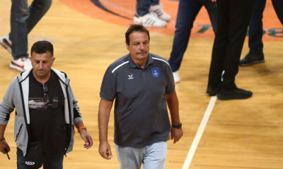 Ο Αταμάν όπως δεν τον έχουμε ξαναδεί - Χαμογελαστό τετ α τετ με το διαιτητικό τρίο (video)