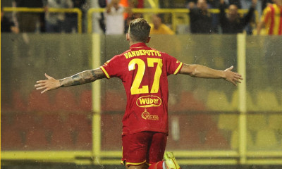 Απίθανο σκηνικό: Σκόραρε και πανηγύρισε μέσα σε διαφημιστικό αυτοκίνητο (video)