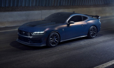 H Mustang Mach 1 κάνει στην άκρη για να περάσει η Dark Horse