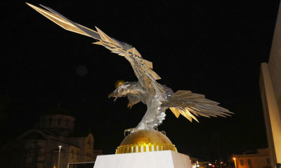 Original: «Από σήμερα επιστρέφουμε σπίτι μας»