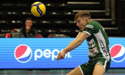 Βόλεϊ: Σώθηκε χάρη στον απινιδωτή που υπήρχε στο γήπεδο ο Μάρτιν Περίν που υπέστη ανακοπή καρδιάς