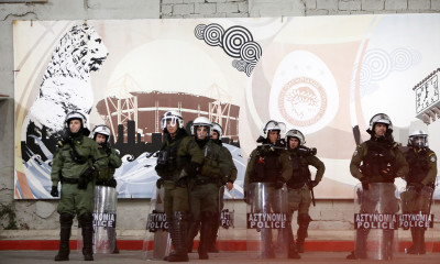 Ολυμπιακός-Καραμπάχ: Ένταση μεταξύ οπαδών στο «Γ. Καραϊσκάκης» - Χημικά από τα ΜΑΤ