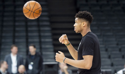 Γιάννης Αντετοκούνμπο: Στα «πιτς» κόντρα στους Χοκς στο Ντουμπάι