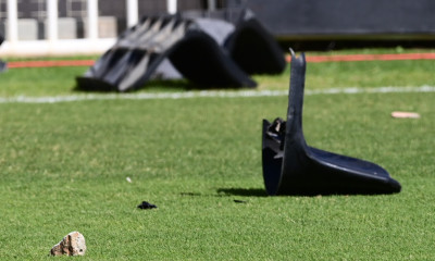 ΟΦΗ-Ολυμπιακός: Ένταση στο «Γεντί Κουλέ» - Καρεκλοπόλεμος μεταξύ οπαδών (photos+video)