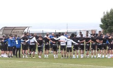 Ολυμπιακός-ΠΑΟΚ: Με μαύρα περιβραχιόνια στο ντέρμπι, ενός λεπτού σιγή στην προπόνηση (video)