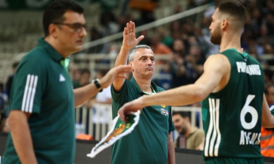 Ερυθρός Αστέρας-Παναθηναϊκός: Θερμή υποδοχή και βράβευση σε Ράντονιτς (video)