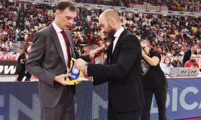 Ολυμπιακός-Περιστέρι: Η χειραψία Σπανούλη-Μπαρτζώκα και οι φάσεις του πρώτου μέρους (vids)