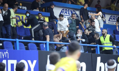 Περιστέρι-ΑΕΚ: Επεισόδια και ξύλο στις εξέδρες, προσωρινή διακοπή του αγώνα (photos)