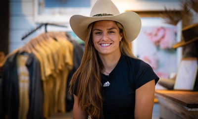 WTA Finals: Με καουμπόικο καπέλο περιμένει την κλήρωση στο Τέξας η Μαρία Σάκκαρη