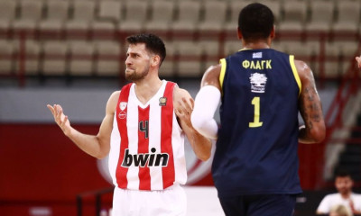 Ολυμπιακός-Λαύριο: Ο Λούντζης βλέπει το καλάθι σαν... βαρέλι (video)