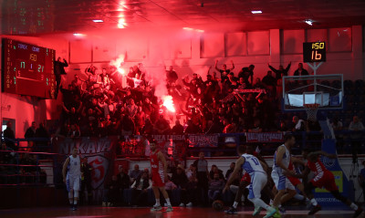 Ιωνικός-Ολυμπιακός: Ολιγόλεπτη διακοπή λόγω καπνογόνων (video+photos)