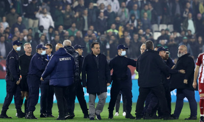 Super League: «Καμπάνα» 6 μηνών σε Καραπαπά για το ντέρμπι - Απαγόρευση εισόδου και για Βρέντζο