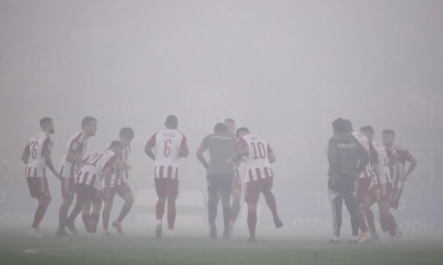 Ολυμπιακός-ΑΕΚ: «Καυτή» ατμόσφαιρα στο Καραϊσκάκη - Καπνογόνα και καθυστέρηση στη σέντρα