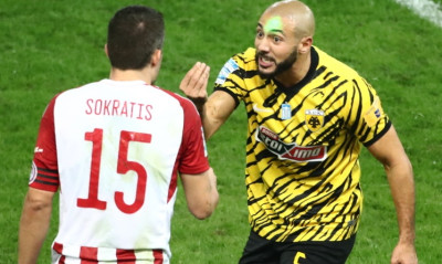 Ολυμπιακός-ΑΕΚ: Ο Άμραμπατ χειροκρότησε ειρωνικά τη Θύρα 7 για τα λέιζερ (photos)