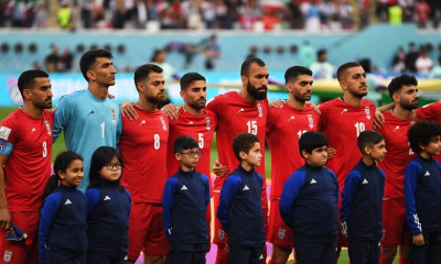 Μουντιάλ 2022: Στο πλευρό των γυναικών οι παίκτες του Ιράν - Δεν τραγούδησαν τον εθνικό ύμνο (vid)