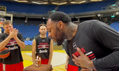 Ολυμπιακός: Τα γενέθλια και η τούρτα στον Ταρίκ Μπλακ