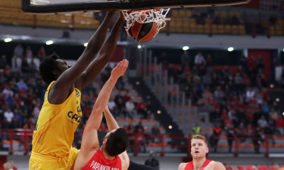 Ολυμπιακός-Άλμπα Βερολίνου: Έκανε...poster τον Παπανικολάου ο Κουμάντζε (video)