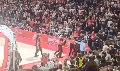 «Κόλαση» στο Ερυθρός Αστέρας-Παρτιζάν: Διακοπή και «βροχή» από αντικείμενα (video)